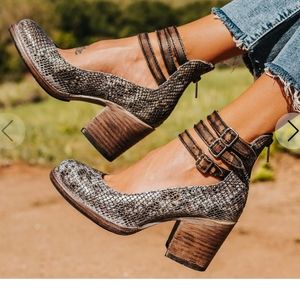 Freebird by Steven Randi blue multi snake NWT sz 7